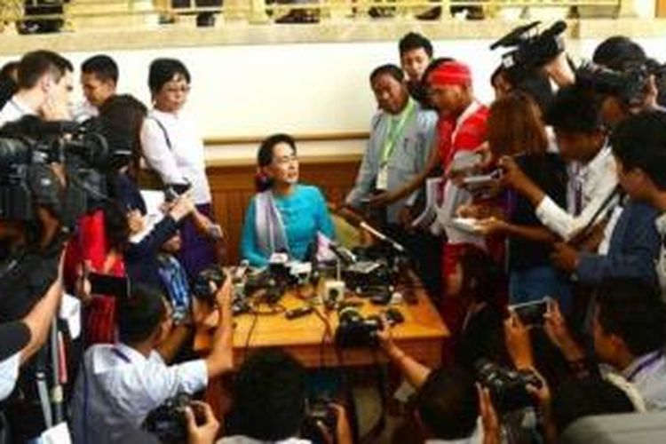 Aung San Suu Kyi saat melayani puluhan wartawam.
