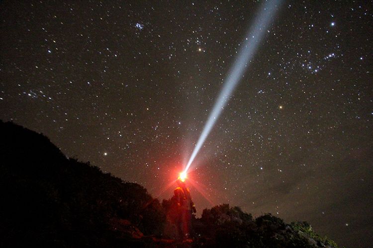 Seorang Pendaki dengan Senter Kepala di Gunung Kerinci.