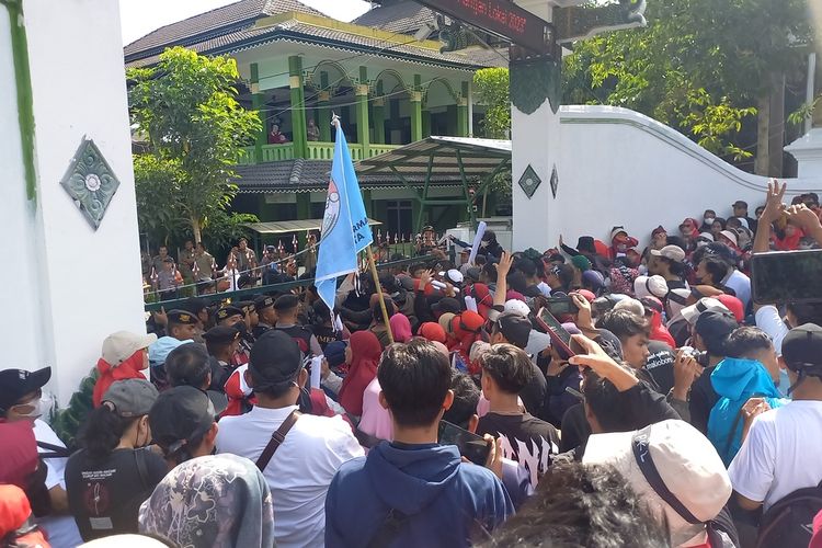 para PKL saat meminta masuk ke Balaikota Yogyakarta