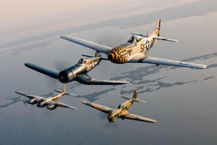 Empat pesawat yang menjadi indpirasi jam tangan Breitling Super AVI, dari yang terbang paling atas: P-51 Mustang, Vought F4U Corsair, Curtiss P-40 Warhawk, dan de Havilland Mosquito