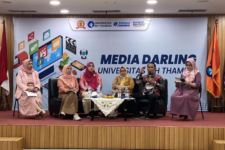 Rektor Universitas MH Thamrin (UMHT), Daeng Mohammad Faqih (kemeja batik) dalam acara temu media di Kampus A UMHT Jakarta, Kamis (16/5/2024).