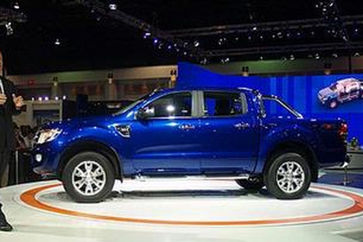 Gaya Joe Hinrichs ketika memberikan presentasi produk pada peluncuran Ford Ranger di Bangkok Motor Show 2011