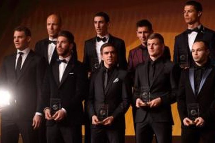 Susunan FIFA FIFPro World XI 2014 berdiri di panggung Ballon d'Or 2014 di Kongresshaus, Zurich, 12 Januari 2015.