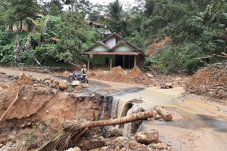 Sejumlah titik longsor yang terjadi di Kabupaten Lebak, Banten. Longsoran itu disebut menjadi penyebab banjir bandang dahsyat menerjang enam kecamatan di Kabupaten Lebak, Rabu (1/1/2020).