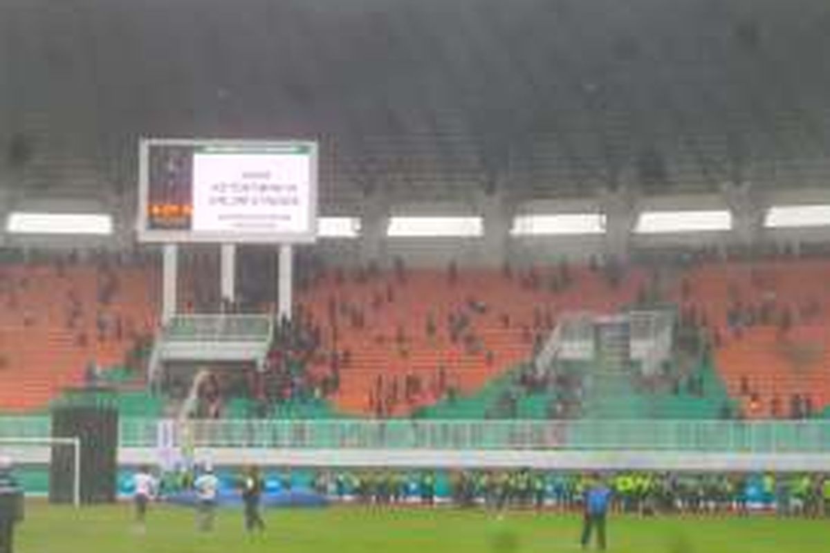 Tawuran yang melibatkan suporter DKI Jakarta dan Jawa Barat terjadi di Stadion Pakansari, Cibinong, Jawa Barat, Minggu (18/9/2016). 