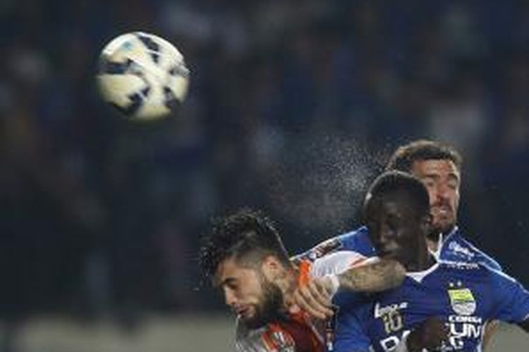 Gelandang Persib Bandung, Makan Konate, berebut bola udara dengan bek Pusamania Borneo FC, Diego Michiels, pada pertandingan kedua perempat final Piala Presiden 2015, di Stadion Si Jalak Harupat, Soreang, Sabtu (26/9/2015). 

