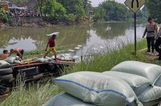 Sopir Mengantuk, Truk Pengangkut Biji Plastik Terjun ke Sungai