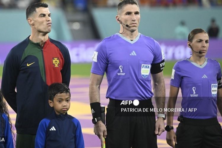 Ekspresi penyerang tim nasional Portugal, Cristiano Ronaldo (kanan), jelang pertandingan Grup H Piala Dunia 2022 melawan Ghana di Stadion 974, Doha, pada 24 November. Jelang bertanding, Ronaldo masuk ke lapangan dengan didampingi anak Indonesia bernama Ulul Albab El Ibrahim.