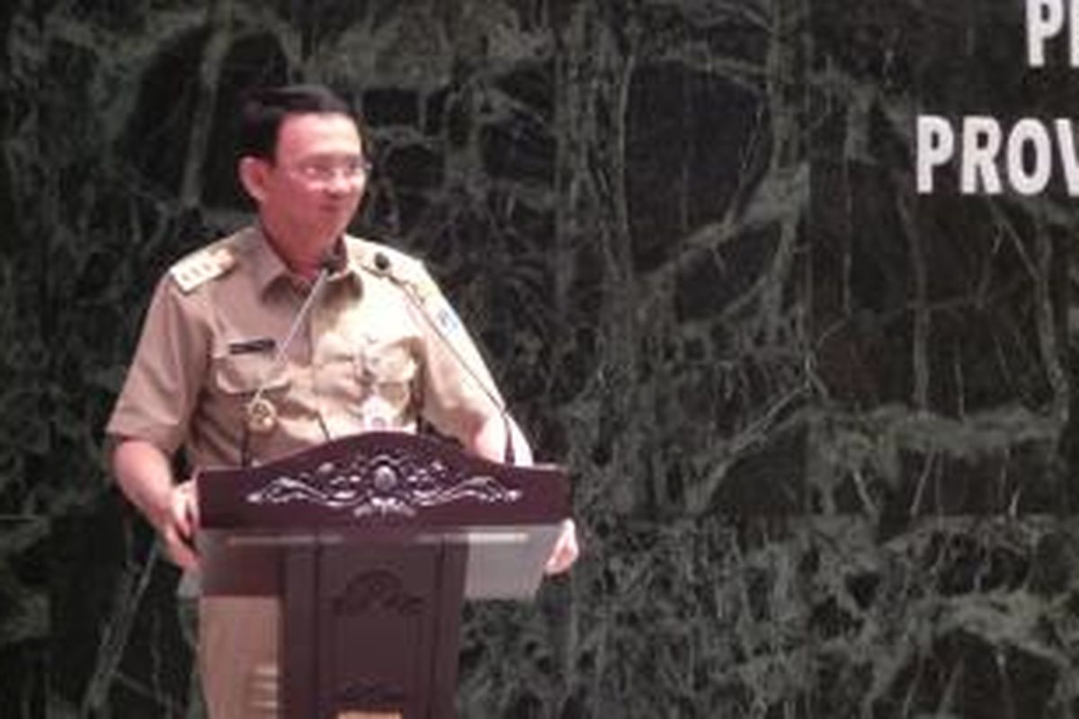 Gubernur DKI Jakarta Basuki Tjahaja Purnama saat meluncurkan tiga layanan terbaru BPTSP DKI, di Balai Agung, Balai Kota, Selasa (12/1/2016).