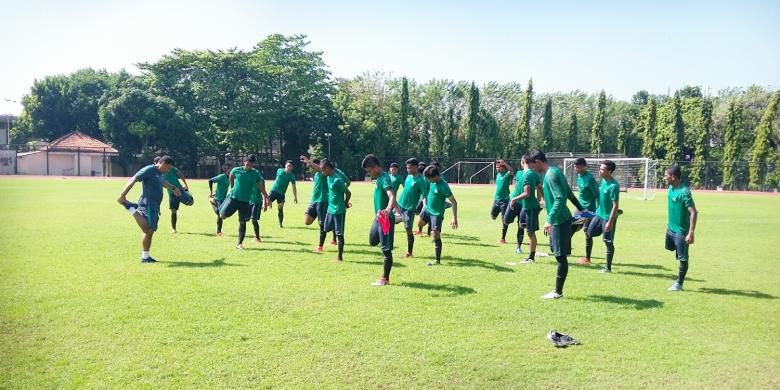 Para pemain Timnas U19 saat menjalani latihan perdana di Stadion Universitas Negeri Yogyakarta (UNY)