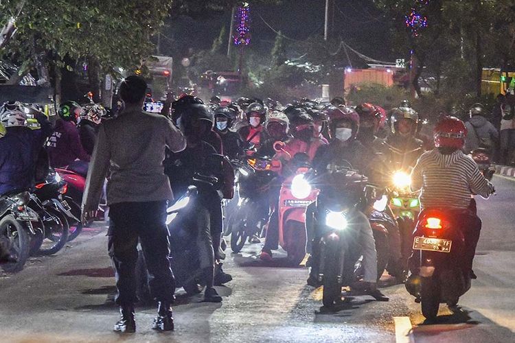 Petugas Kepolisian menghalau sejumlah pemudik motor yang melawan arah untuk menghindari posko penyekatan mudik di Kedungwaringin, Kabupaten Bekasi, Jawa Barat, Minggu (9/5/2021). Pada H-3 jelang Hari Raya Idul Fitri 1422 H petugas gabungan dari TNI,Polri,Dishub dan Satpol PP memperketat penjagaan pemudik di perbatasan Kabupaten Bekasi dan Karawang.