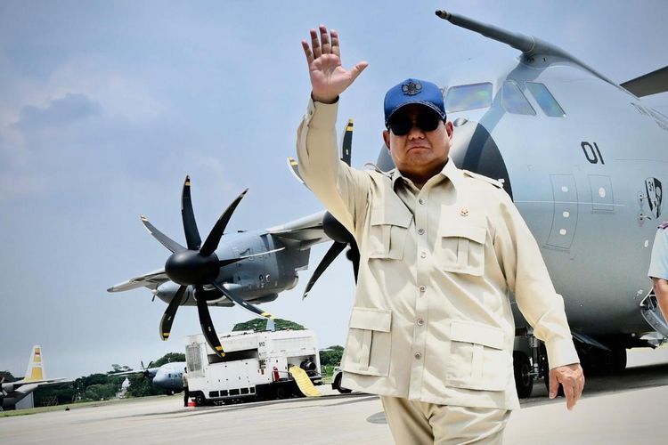 Presiden Prabowo Subianto melambaikan tangan usai meninjau pesawat angkut Airbus A400M/MRTT Alpha 4001 di Lanud Halim Perdanakusuma, Jakarta Timur, Senin (3/11/2025). 