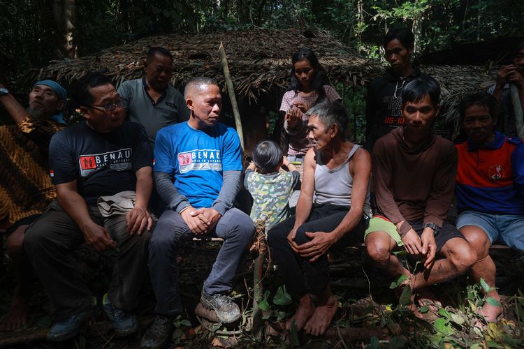 Bupati Bulungan Syarwani (ketiga dari kiri) menemui  Suku Punan Batu di hunian sementara Hutan Benau, Kecamatan Tanjung Palas Timur, Kabupaten Bulungan, Kalimantan Utara, Rabu (31/5/2023). Pemerintah Kabupaten Bulungan memberikan surat keputusan pengakuan Suku Punan Batu sebagai Masyarakat Hukum Adat. Suku Punan Batu menjadi suku terakhir di Kalimantan yang masih hidup dari berburu, meramu, dan berpindah-pindah tempat tinggal.