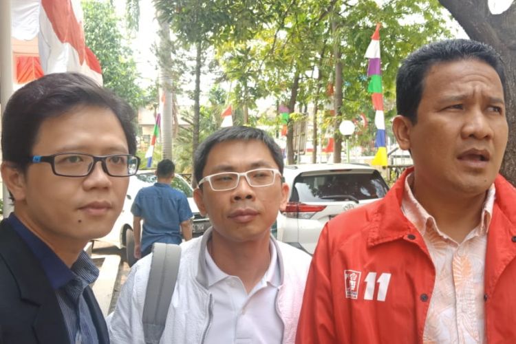 Kuasa hukum Partai Solidaritas Indonesia Kamaruddin (kanan) bersama pengurus PSI lainnya memberi keterangan kepada wartawan seusai pertemuan dengan Bawaslu DKI Jakarta, Kamis (23/8/2018). Terlihat Sumardy (tengah) yang sedang mendampingi,