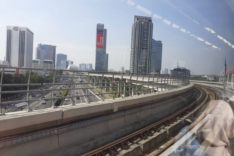 Pemandangan gedung pencakar langit dilihat dari LRT Jabodebek