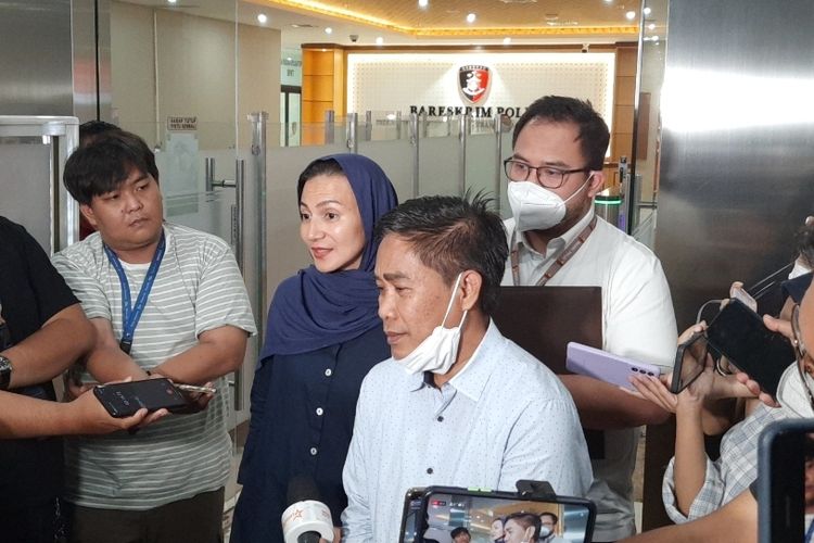 Aktris dan politikus Wanda Hamidah saat ditemui di halaman gedung Bareskrim Polri pada Senin (5/12/2022).