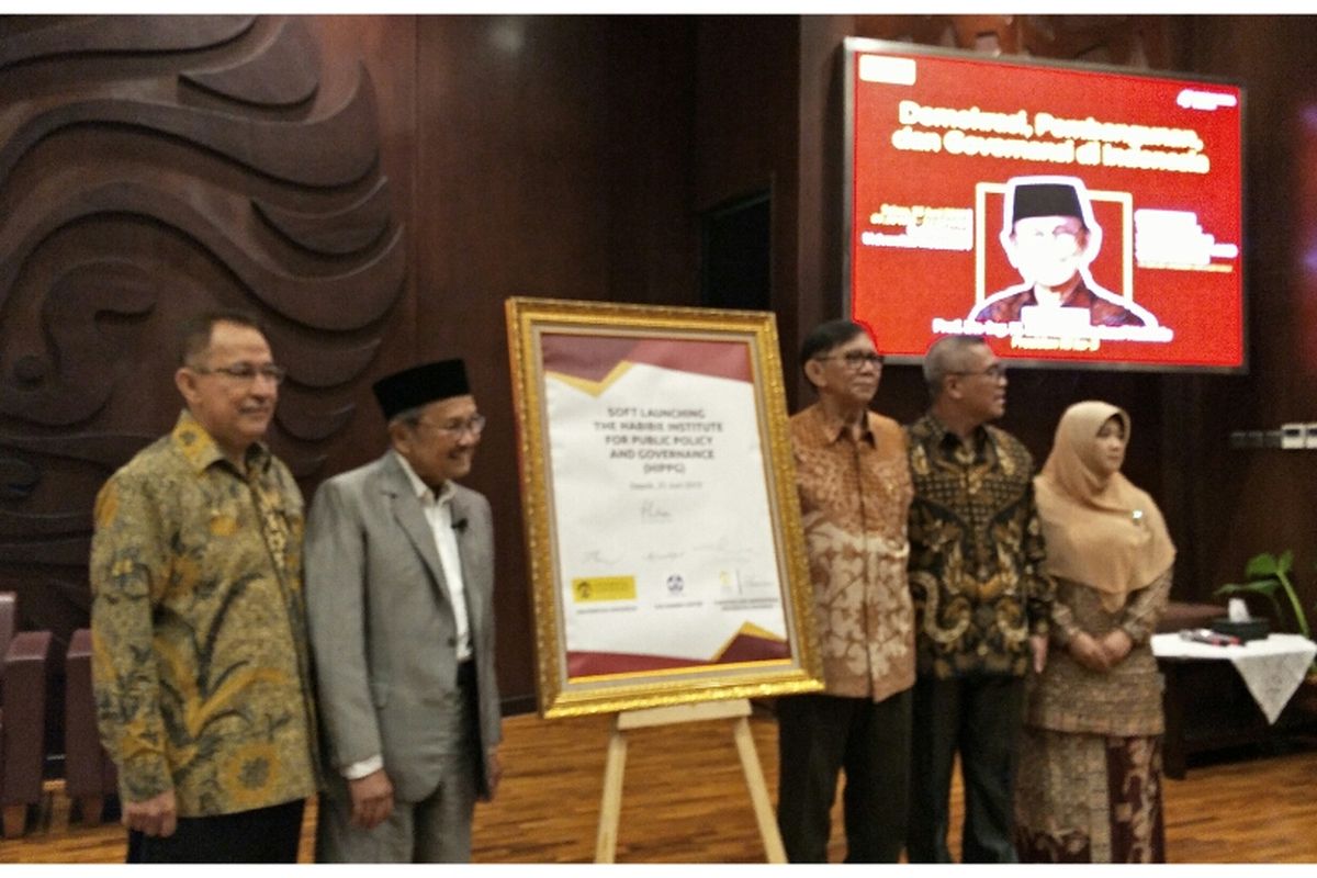 Habibie saat tanda tangan MOU peluncuran The Habibie Institue for Public Policy and Governance (HIPPG), Selasa (25/6/2019).