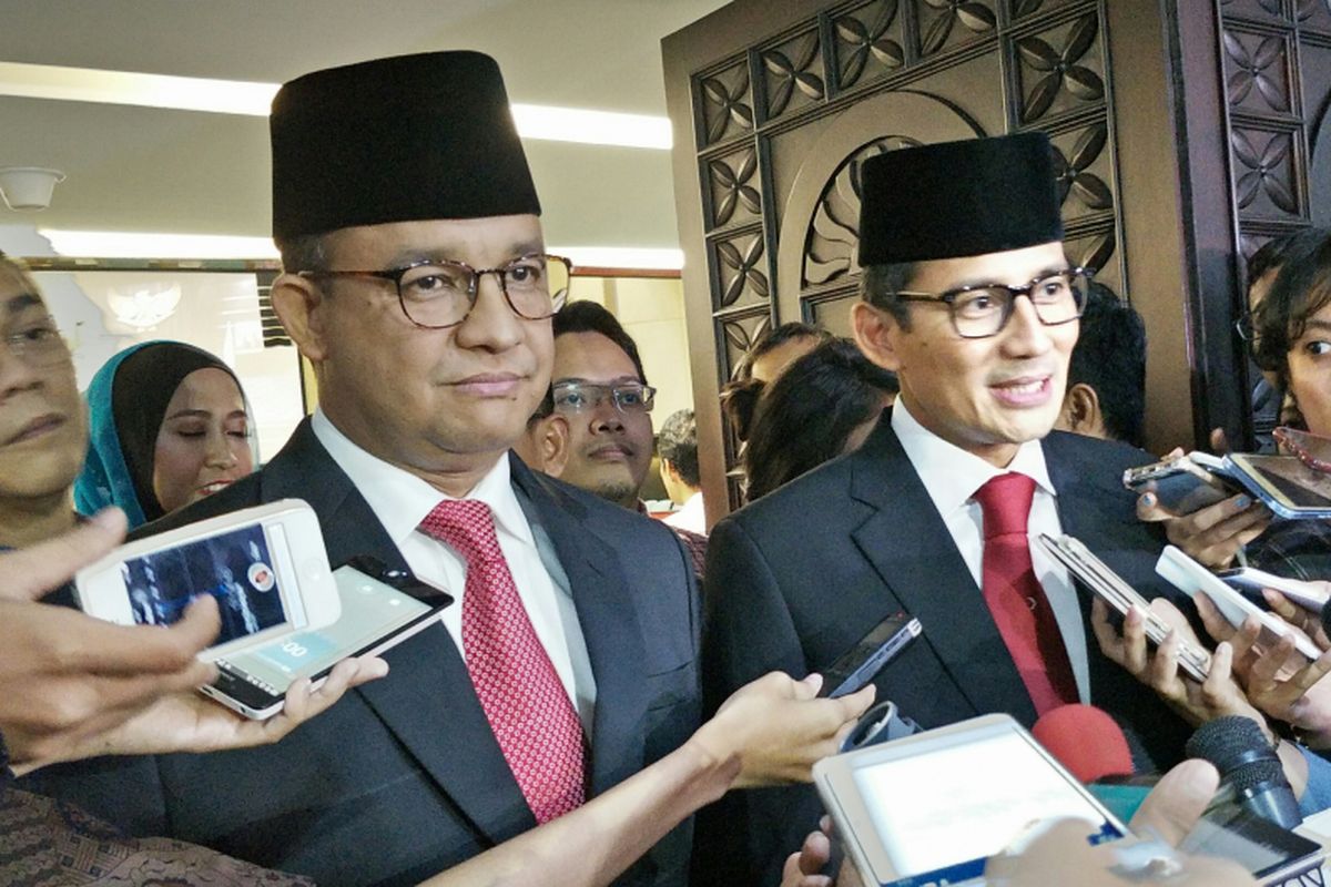 Gubernur DKI Jakarta Anies Baswedan dan Wakil Gubernur DKI Jakarta Sandiaga Uno di Gedung DPRD DKI Jakarta, Jalan Kebon Sirih, Rabu (15/11/2017).