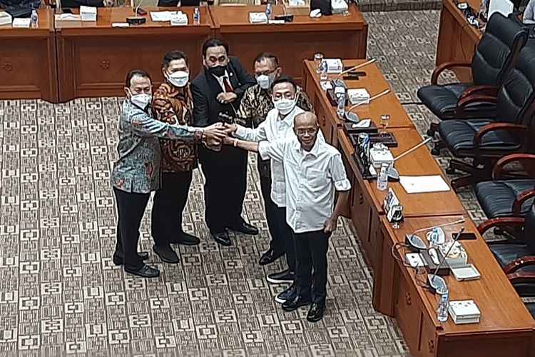 Pimpinan Komisi III DPR berfoto bersama usai penetapan Bambang Wuryanto sebagai ketua Komisi III DPR, Senin (22/11/2021). 