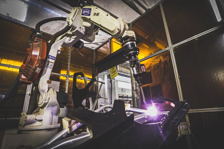 Robotic Welding di Polygon untuk otomatisasi berskala besar.