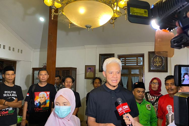 Calon presiden nomor urut 3, Ganjar Pranowo  saat ditemui di kediamannya di Kutoarjo, Jawa Tengah, Minggu (31/12/2023) malam. 