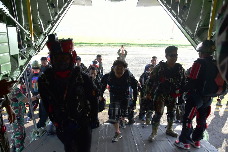 Penerjun memasuki pesawat C 130 Hercules dari Skuadron Udara 32 Lanud Abdulrachman Saleh. Sebanyak 50 penerjun melakukan atraksi terjun payung di Hari Ulang Tahun (HUT) Tentara Nasional Indoensia (TNI) Angkatan Udara (AU)