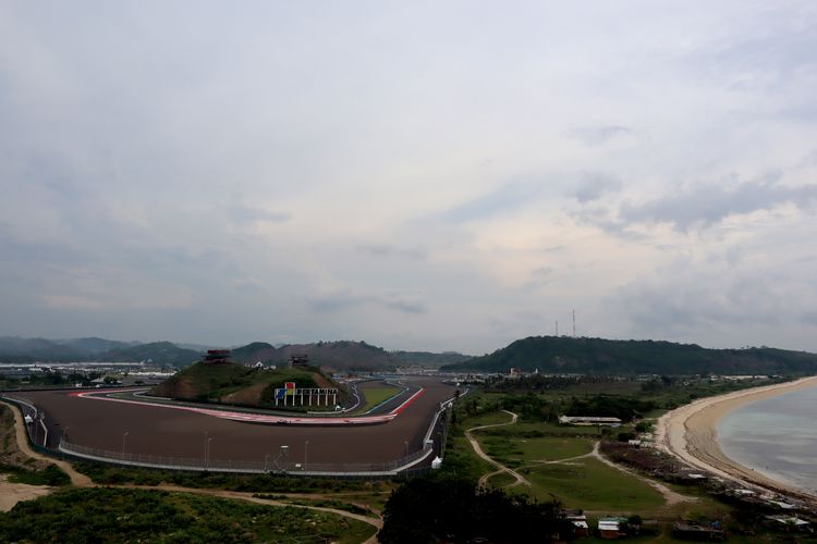 Sirkuit Pertamina Mandalika tampak dari atas Bukit Seger yang terletak di  Lombok Tengah, Nusa Tenggara Barat. Sirkuit Pertamina Mandalika diresmikan pada 21 November 2021 lalu.