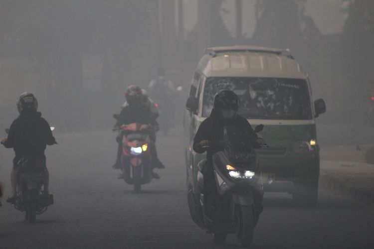 Kabut asap pekat yang menyelimuti kota Palembang akibat kebakaran hutan dan lahan di sejumlah wilayah Sumatera Selatan, Senin (14/10/2019).