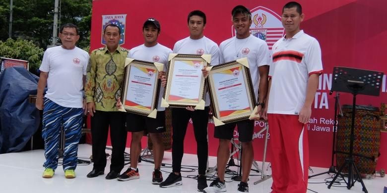 Tim estafet DKI yang berhasil memecahkan rekor PON nomor 4x100 meter gaya ganti putera terdiri dari Gde Siman Sudartawa, Gagarin Nathaniel, Adityastha Rai dan Alexis Wijaya Ohmar menerima piagam penghargaan dari Ketum KONI DKI Raja Sapta Ervian dan Kabid Binpres Disorda DKI, Dr Tedi Cahyono,