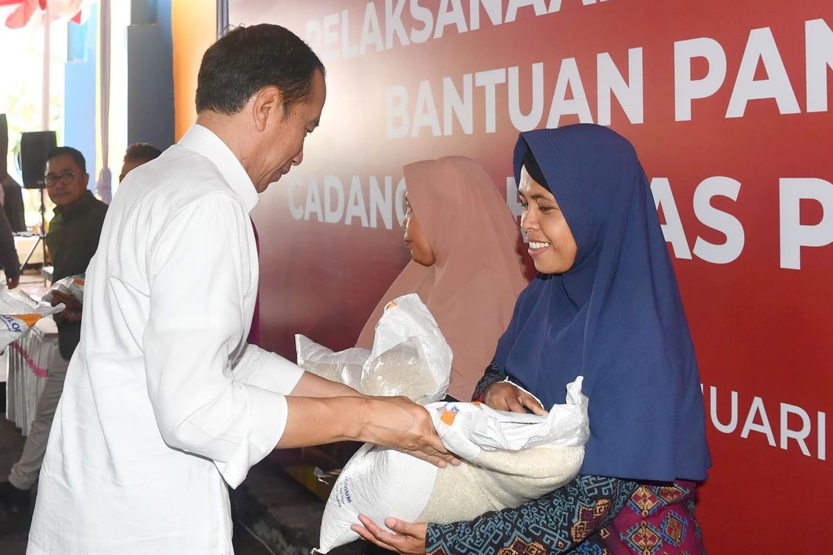 Presiden Joko Widodo membagikan bantuan pangan dan Bantuan Langsung Tunai (BLT) El Nino di Gudang Bulog Klahang, Kabupaten Banyumas, Rabu (3/1/2024).