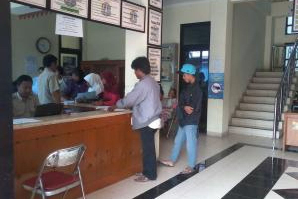Suasana pelayanan di kantor Kelurahan Warakas, Jakarta Utara, Rabu (21/8/2013) pagi.