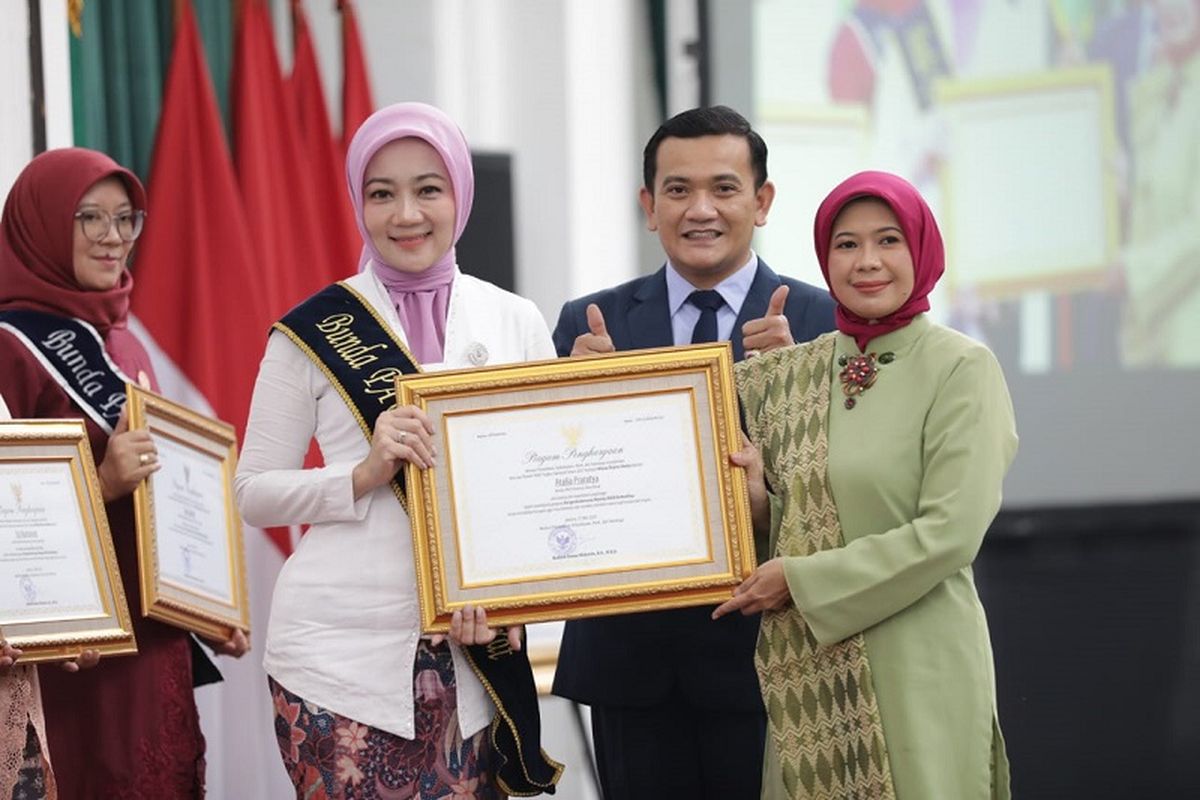 Bunda PAUD Provinsi Jabar Atalia Praratya Kamil berhasil meraih penghargaan Wiyata Dharma Madya pada kategori Bunda PAUD Tingkat Provinsi dan penyematan lencana Bunda PAUD dari Kemendikbud Ristek. 