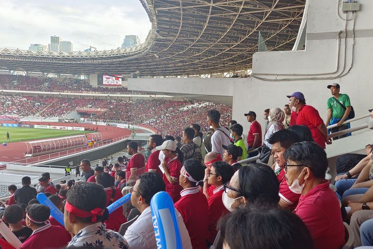 Suporter di Stadion Utama Gelora Bung Karno menonton laga timnas Indonesia vs Vietnam pada Jumat (6/1/2023) dengan berdiri di depan lorong akses VIP Barat karena sudah tidak mendapat tempat duduk.