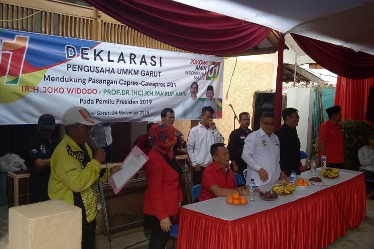 Sekretaris TKN Jokowi-Maaruf Amin Hasto Kristiyanto saat mengikuti deklarasi dukungan dari pelaku UMKM pembuat bendera di Leles Garut Sabtu (24/11/2018)