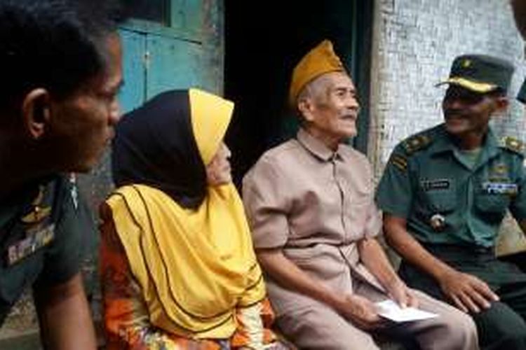 Kepala Staf Kodim 0612 Tasikmalaya Mayor N Zahrudin meninjau langsung pejuang veteran yang hidup tak layak di Kecamatan Manonjaya, Kabupaten Tasikmalaya, Rabu (16/11/2016).
