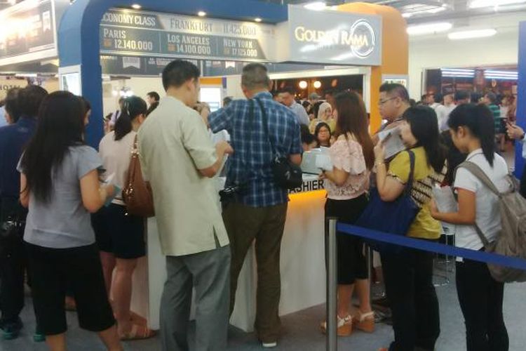 Suasana pengunjung yang rela antri demi tiket murah di BCA-Singapore Airlines Travel Fair di Jakarta yang berlangsung Kamis (10/9/2015) sampai Minggu (13/9/2015). 