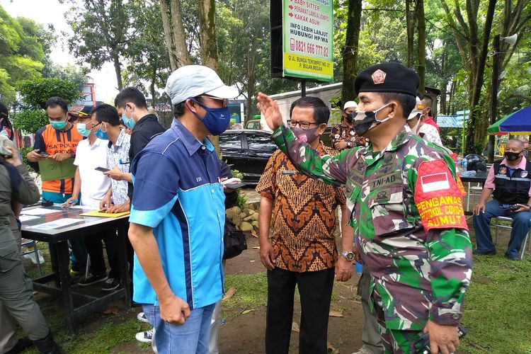 Wakil Ketua Operasi Satgas Covid-19 Kol. Inf. Azhar Mulyadi (kanan) berbicara dengan General Manager Hairos Indah atau Hairos Water Park saat penutupan tempat wahana air tersebut sebagai buntut viralnya video kerumunan di kolam renang saat pesta kolam beberapa hari lalu di tempat tersebut.