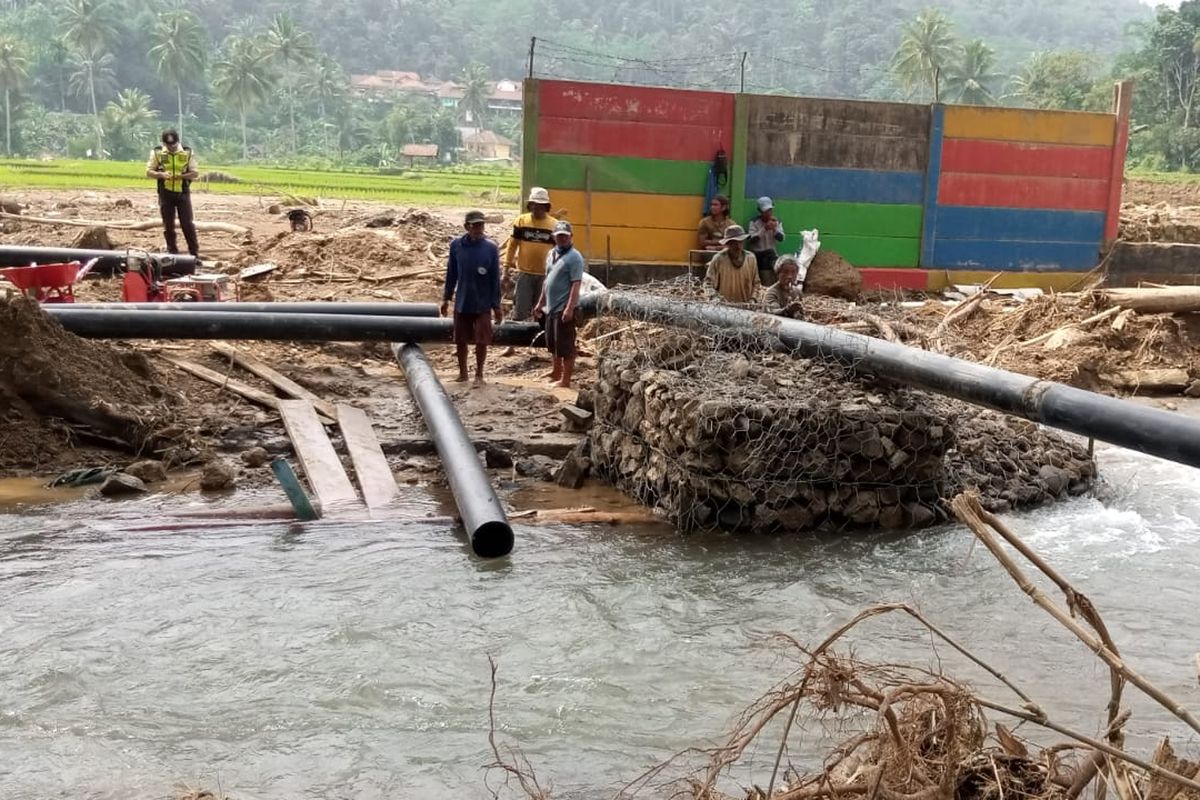 Bencana longsor di Kampung Cipondok, Desa Pasanggrahan, Kecamatan Kasomalang, Kabupaten Subang, Minggu (7/1/2024) pukul 17.30 WIB telah membuat pipa Perumda Air Minum Tirta Rangga (PDAM) Subang terputus. Pemkab Subang bekerja sama dengan Pabrik Aqua Subang dan PDAM Tirta Rangga mengalirkan air bersih untuk warga.