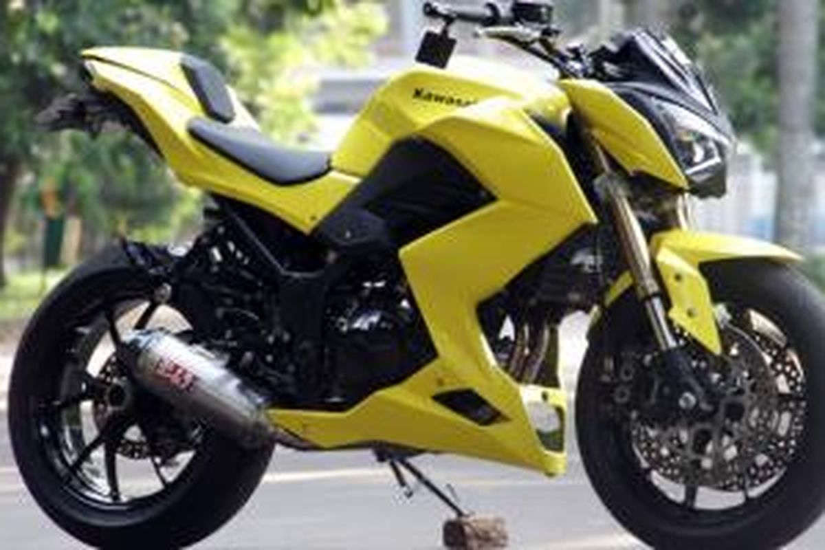 Kawasaki Ninja Z250 kuning cerah, bekas tabrakan yang semakin maskulin.