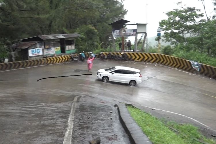 Ilustrasi mobil menanjak.