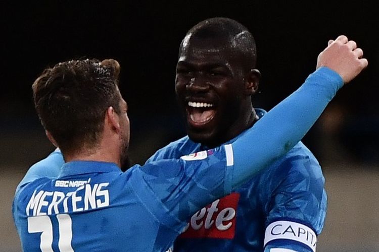 Dries Mertens merayakan gol Kalidou Koulibaly pada pertandingan Chievo vs Napoli di Stadion Marc Antonio Bentegodi dalam lanjutan Liga Italia, 14 April 2019. 