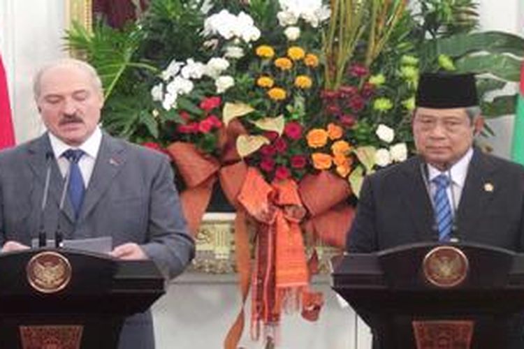 Presiden Susilo Bambang Yudhoyono dan Presiden Belarus Alexander Lukashenko memberikan pernyataan pers bersama seusai melakukan pertemuan bilateral di Istana Merdeka, Jakarta, Selasa (19/3/2013).