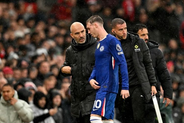 Gelandang Chelsea Cole Palmer meninggalkan lapangan setelah digantikan pada laga Liga Inggris antara Manchester United dan Chelsea di Old Trafford di Manchester, barat laut Inggris, pada 20 September 2025.
