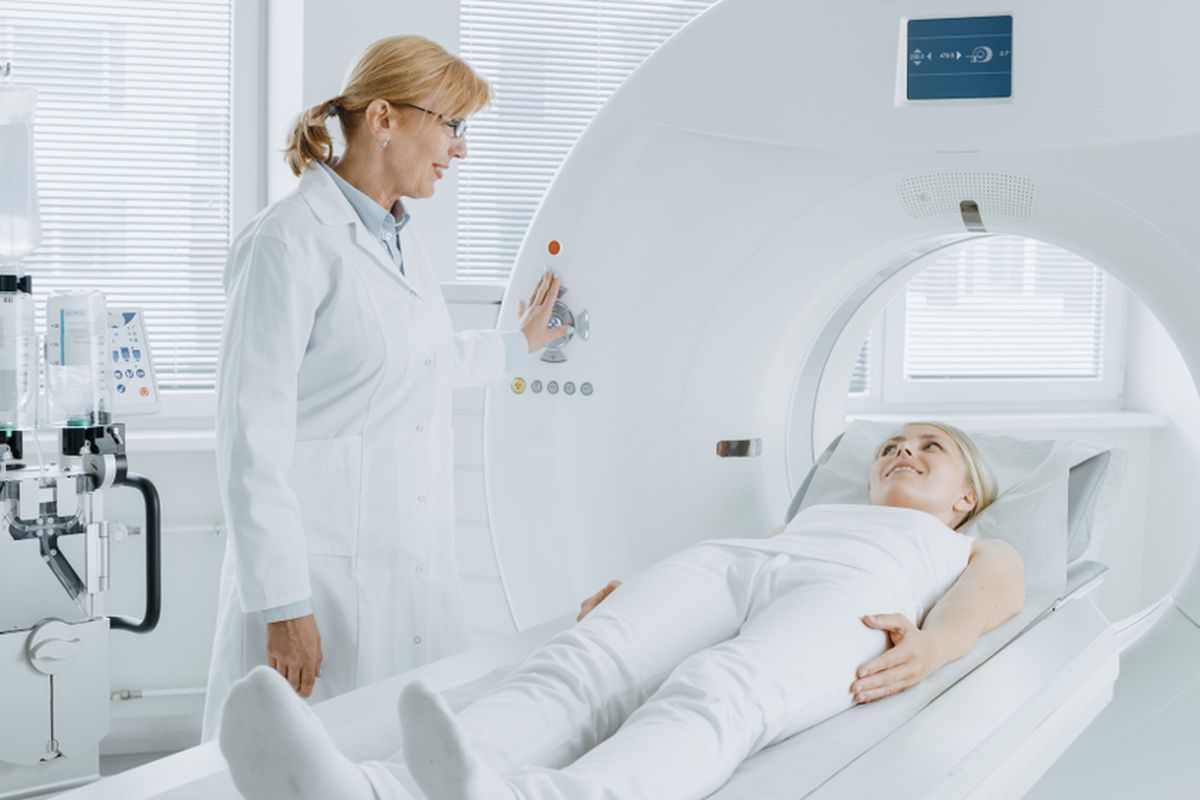 PET scan (positron emission tomography) adalah tes pencitraan yang dapat membantu mengungkapkan fungsi metabolisme atau biokimia dari jaringan dan organ Anda. 
