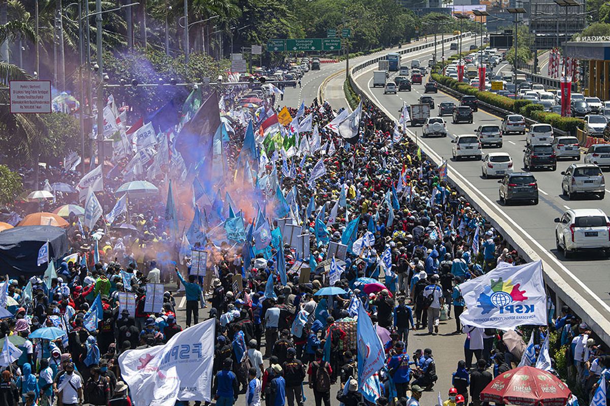 Massa buruh berunjuk rasa di depan kompleks Parlemen, Senayan, Jakarta, Selasa (25/8/2020). Dalam aksinya itu ribuan buruh menolak omnibus law draf pemerintah dan menuntut agar PHK massal dampak COVID-19 dihentikan.