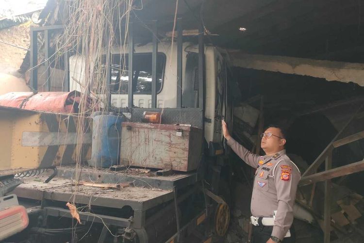 Diduga Hilang Kesadaran, Sopir Truk Tewas Usai Tabrak Dua Mobil dan Toko di Bandung