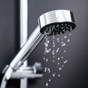 Ilustrasi shower, tagihan air, penggunaan air. 
