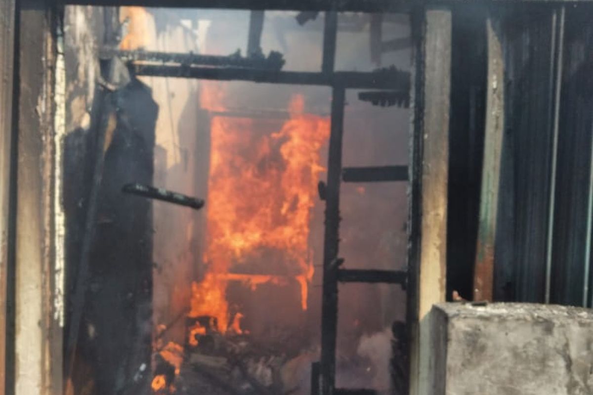 Kobaran api membakar bangunan gudang minyak dan tepung di Palmerah, Jakarta Barat, Selasa (28/7/2020) sore