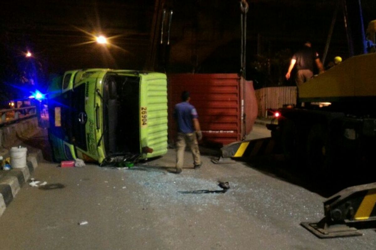 Truk trailer terbalik di Jalan RE Martadinata, Jembatan Pasir Putih Ancol, Pademangan, Jakarta Utara, Selasa (15/8/2017) malam.