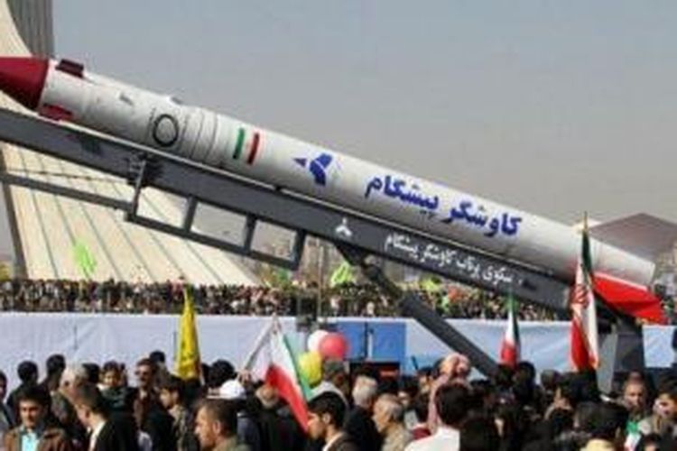 Sebuah roket yang dinamai Pishgam atau berarti Pionir, dipamerkan di Lapangan Azadi, Teheran pada 10 Februari 2013. Roket inilah yang diklaim sukses membawa seekor kera ke orbit Bumi.